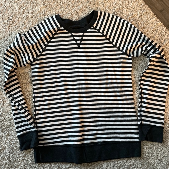 Lululemon REVERSIBLE long sleeved thin sweatshirt - Picture 2 of 11